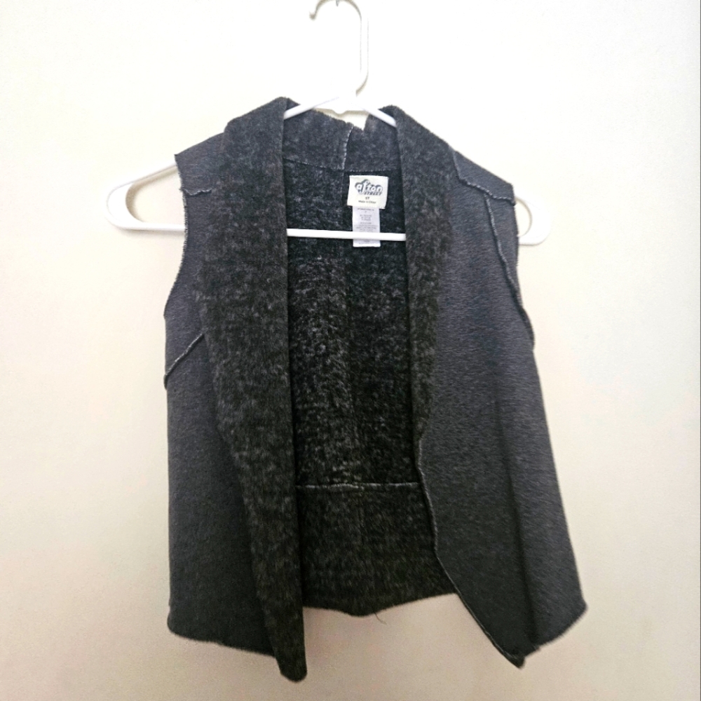 Size 5T Afton Street Open Front Faux Fur Lined Vest Gray